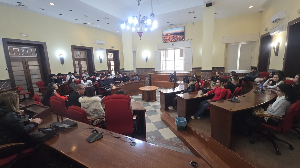 Gli studenti del Portogallo e quelli del Liceo Berto, insieme ai docenti, hanno incontrato il sindaco di Vibo Valentia, Enzo Romeo, nell'ambito del progetto Erasmus +