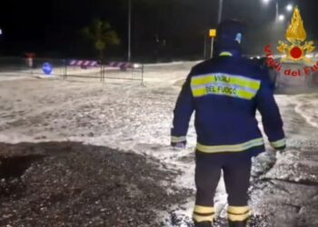 Uno dei numerosi interventi dei vigili del fuoco a Catanzaro