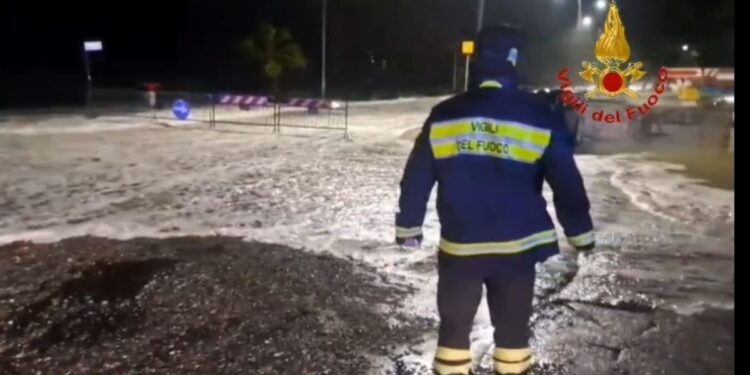 Uno dei numerosi interventi dei vigili del fuoco a Catanzaro