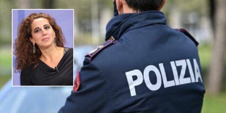 Il sottosegretario Wanda Ferro, esponente di Fratelli d'Italia, e un agente della Polizia di Stato