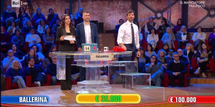 Antonio Meligrana da Tropea insieme alla moglie Rossella durante la puntata di Affari Tuoi del 10 febbraio, condotta da Stefano De Martino su Rai 1 (Immagini Rai)
