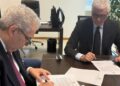 La firma del contratto d'appalto tra il subcommissario alla Depurazione, Tonino Daffinà, e l'impresa aggiudicataria dell'intervento a Castrovillari, in Calabria