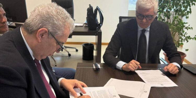 La firma del contratto d'appalto tra il subcommissario alla Depurazione, Tonino Daffinà, e l'impresa aggiudicataria dell'intervento a Castrovillari, in Calabria