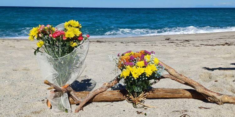 Tropea: mazzi di fiori sulla sabbia e un memoriale spontaneo per i migranti morti in mare