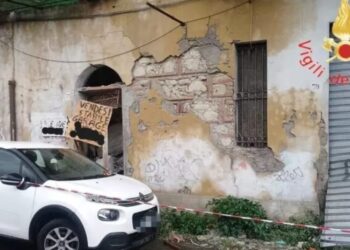 L'immobile a rischio crollo a Catanzaro che ha determinato la chiusura di via Carlo V