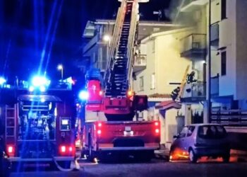L'incendio scoppiato in uno stabile a Lamezia