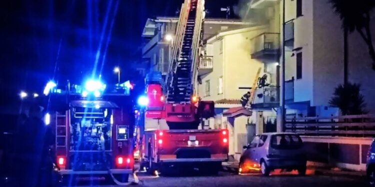 L'incendio scoppiato in uno stabile a Lamezia