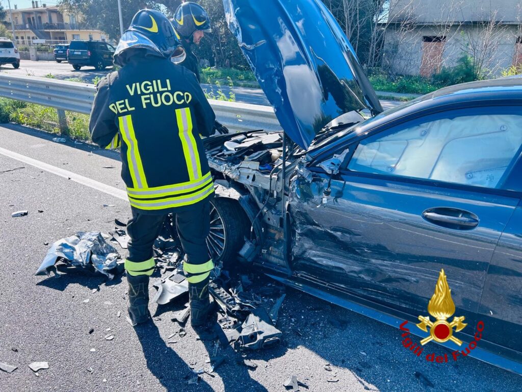 L'incidente avvenuto a Crotone ha richiesto l'intervento dei Vigili del fuoco