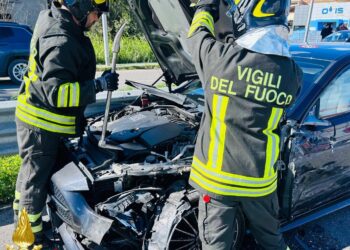 L'incidente avvenuto a Crotone ha richiesto l'intervento dei Vigili del fuoco