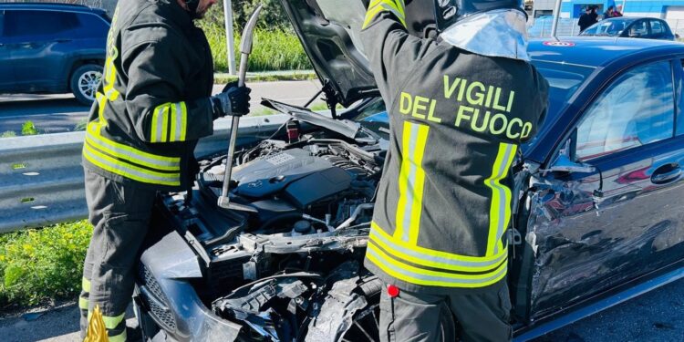 L'incidente avvenuto a Crotone ha richiesto l'intervento dei Vigili del fuoco