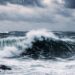 Una mareggiata dovuta al maltempo in inverno