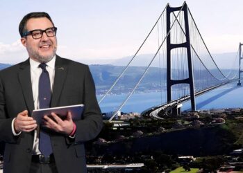 Il ministro Matteo Salvini e il render del Ponte sullo Stretto