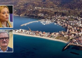 La premier Giorgia Meloni, il sindaco Enzo Romeo, e una vista dell'area portuale di Vibo Marina dove insistono i depositi della Meridionale Petroli