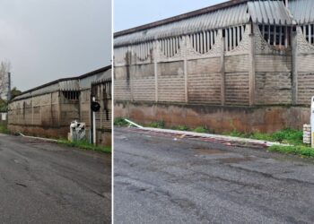 La sbarra del passaggio a livello tra Ricadi e Tropea abbattuta dal maltempo che sta imperversando nel Vibonese