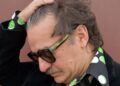 Peppe Voltarelli, artista calabrese fotografato da Danilo Samà nella rue du Faubourg Saint-Antoine di Parigi in Francia nel 2025)