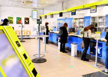 Uno sportello all'interno di un ufficio postale gestito da Poste Italiane