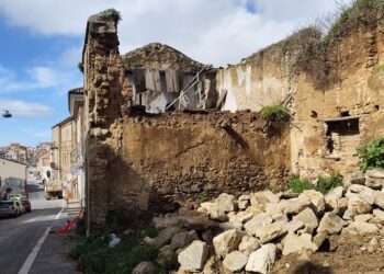 Il rudere pericolante su Scesa del Gesù