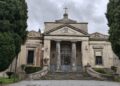 Degrado al cimitero di Vibo, Katia Franzè (FdI): «Erbacce, viali dissestati e loculi allagati»