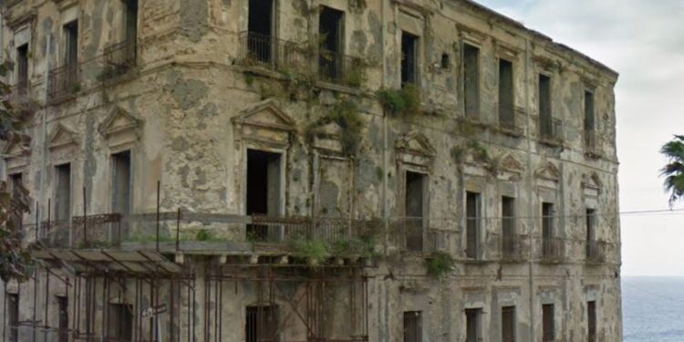 Lo storico Palazzo ex Giffone a Tropea