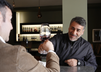Antonio De Luca nel suo locale a San Nicola Arcella (Foto Vera Italia)