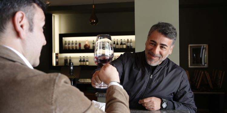 Antonio De Luca nel suo locale a San Nicola Arcella (Foto Vera Italia)