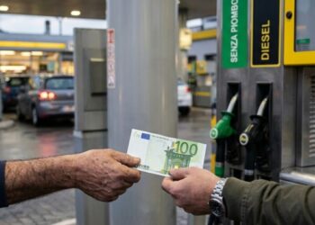 Un benzinaio riceve dal cliente una banconota da cento euro. Rincari sui prezzi della benzina