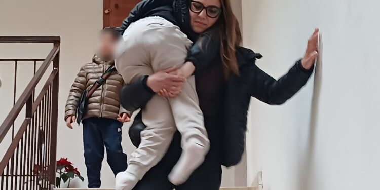 Santa Domenica di Ricadi. In spalla per tre piani: la lotta di Chiara per la figlia disabile