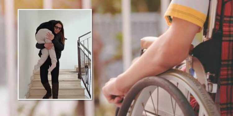 Chiara Calamita con la figlia in spalla