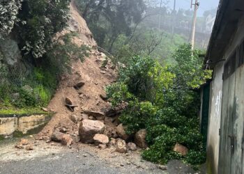 L'improvviso smottamento a ridosso di diverse abitazioni a Mesoraca, in Calabria