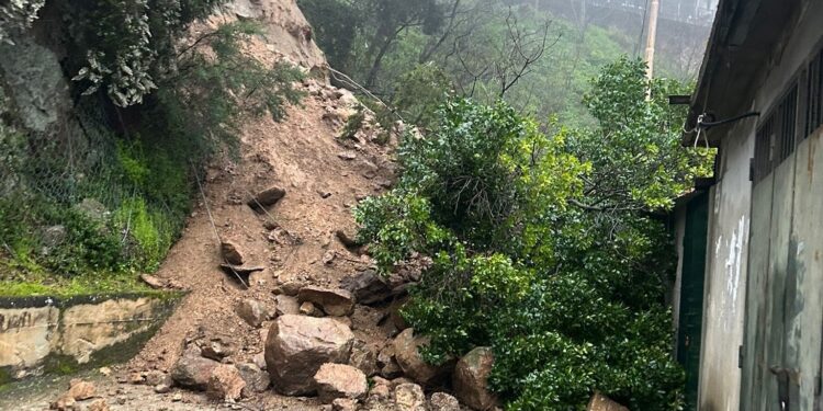 L'improvviso smottamento a ridosso di diverse abitazioni a Mesoraca, in Calabria