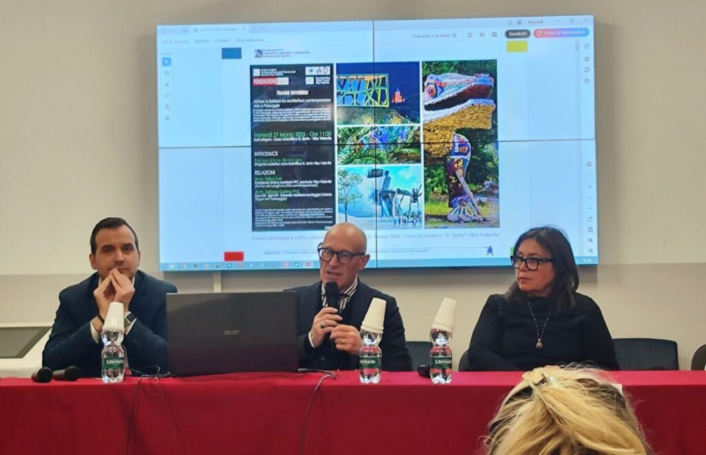 da sinistra Christian Gradia vicario del liceo berto, Fabio Foti presidente dell'ordine degli architetti, la docente Debora Gallina