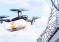 Un drone consegna un pacco sospetto nei pressi di un carcere