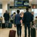 Una famiglia in attesa di imbarcarsi su un volo diretto in Calabria
