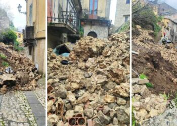 La frana che si è verificata nel centro abitato di Stilo, in provincia di Reggio Calabria. Necessario l'intervento dei Vigili del Fuoco