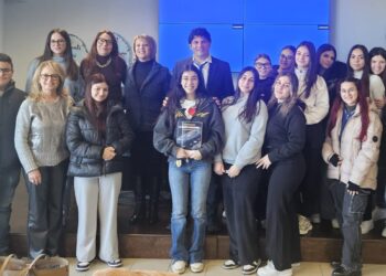 Foto ricordo per gli studenti vibonesi insieme a Giuseppe Fiamingo