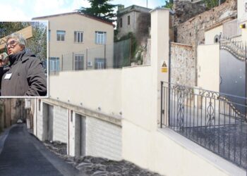 Giuseppe Lo Gatto al sit-in di protesta davanti allo Jazzolino e la sede della Casa di Carità