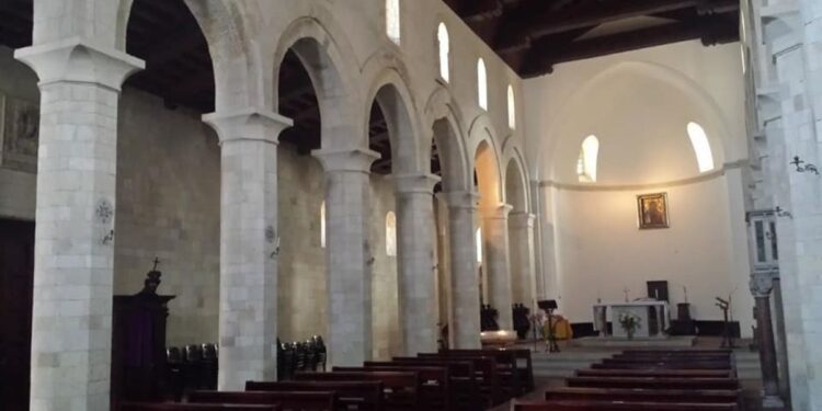 L'interno del Duomo di Tropea