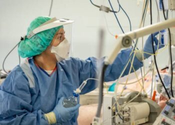 Un medico nel reparto di malattie infettive