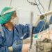 Un medico nel reparto di malattie infettive