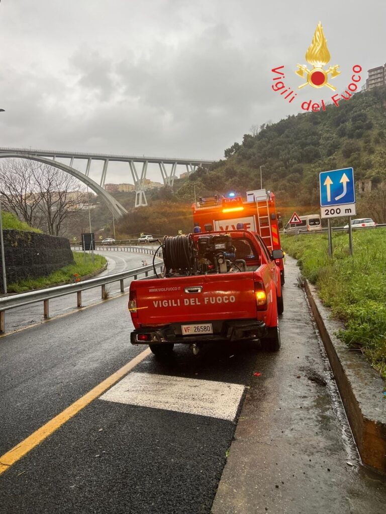 L'intervento dei vigili del fuoco a Catanzaro a causa del maltempo