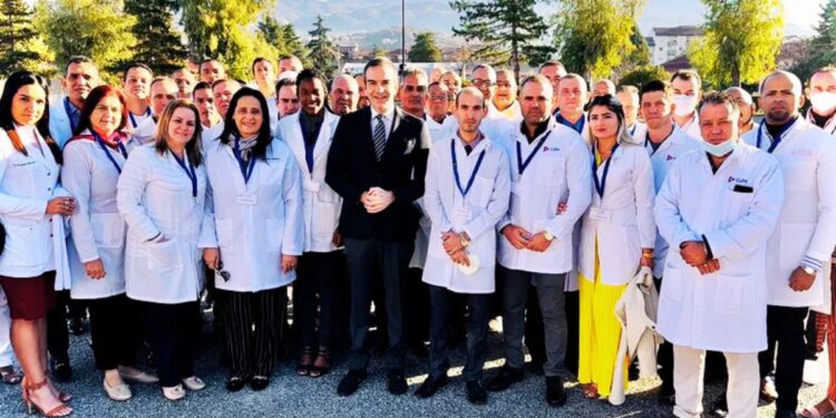 Il presidente della Regione Calabria, Roberto Occhiuto, insieme ad alcuni medici cubani