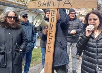 Referenti dell’Osservatorio Città Attiva durante un sit-in di protesta