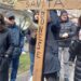 Referenti dell’Osservatorio Città Attiva durante un sit-in di protesta