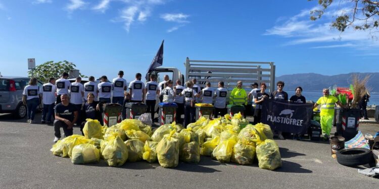 Detenuti partecipano ad una iniziativa di pulizia promossa da Plastic Free