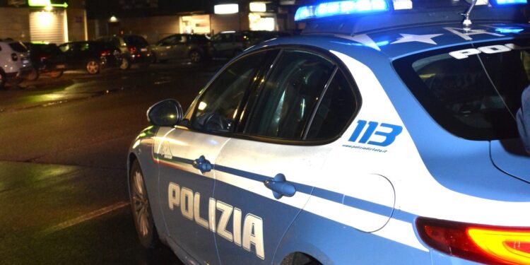 Una pattuglia della Polizia durante i servizi di controllo del territorio
