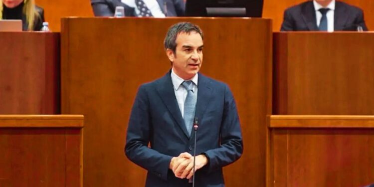 Roberto Occhiuto, presidente della Regione Calabria, durante una seduta del consiglio regionale