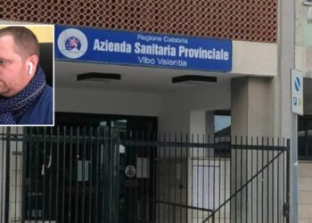Il sindaco Raffaele Scaturchio e la sede dell'Asp di Vibo Valentia