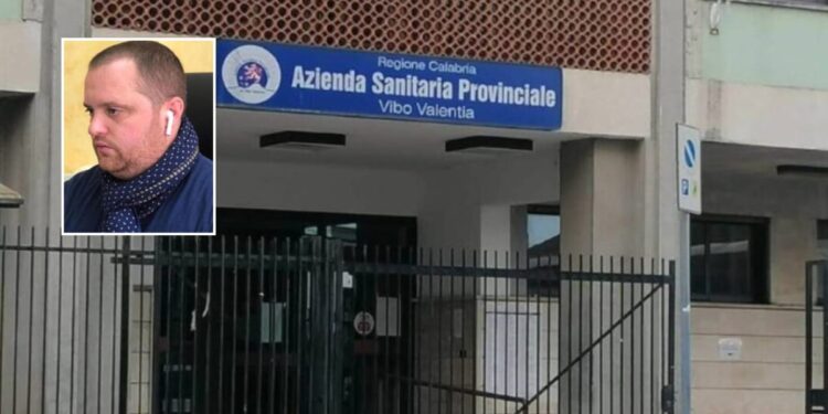 Il sindaco Raffaele Scaturchio e la sede dell'Asp di Vibo Valentia