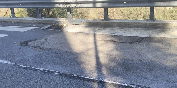 Il cedimento dell'asfalto lungo la strada comunale di Longobardi