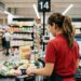 Una cassiera al lavoro in un supermercato